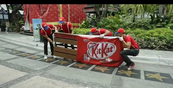 Скамейка в форме плитки шоколада KitKat, установленная в городском парке