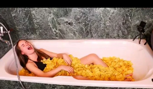 Саша Спилберг ванна из чипсов Lay’s