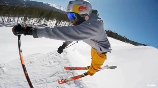 Логотипы GoPro и Red Bull на фоне экстремальных видов спорта, иллюстрирующие взаимный пиар между брендами