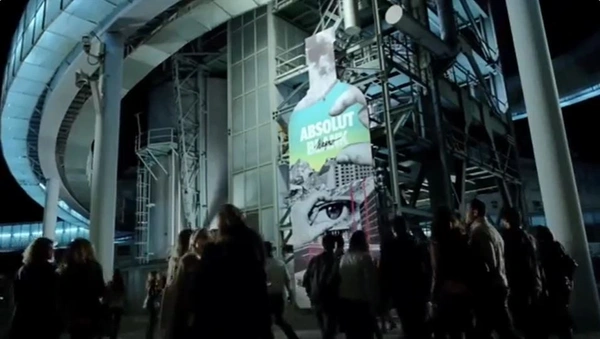 Инсталляция Absolut Vodka: большая 3D-бутылка бренда, подсвеченная ночью, установленная в городском пространстве