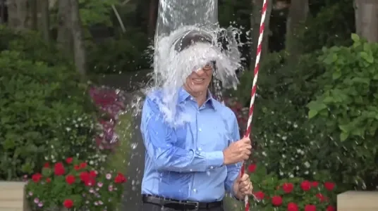 Билл Гейтс обливает себя ведром ледяной воды в рамках флешмоба ALS Ice Bucket Challenge