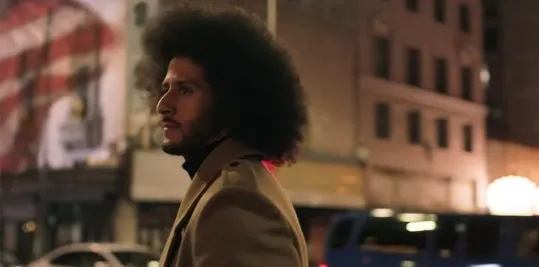 Колин Каперник в рекламе Nike Dream Crazy на фоне ночного города