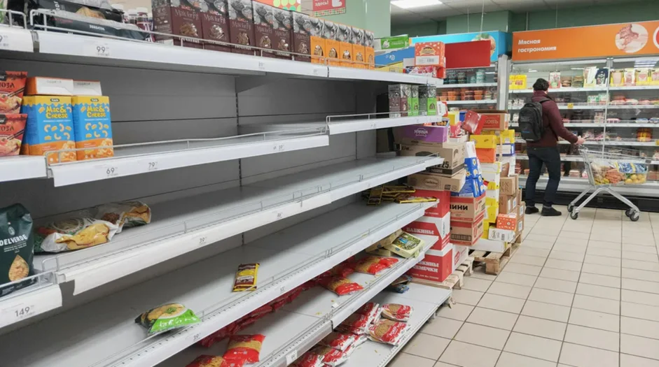 Пустые стеллажи продуктового магазина
