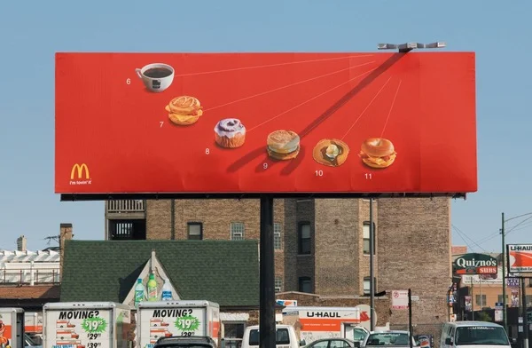 Креативный билборд McDonald’s с тенями еды вместо стрелок часов